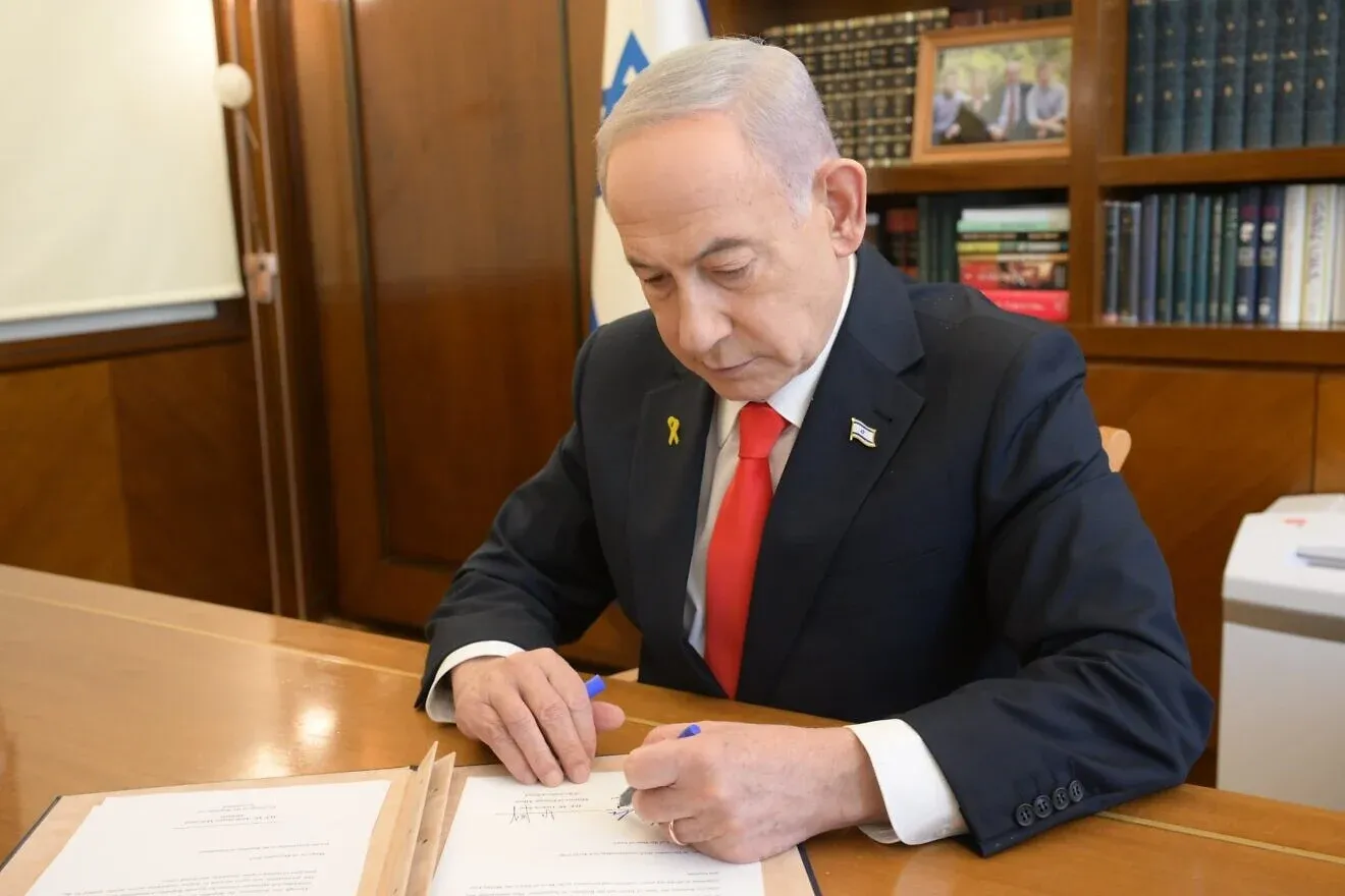Imagen de Netanyahu firmando el reconocimiento. Foto: jns.org