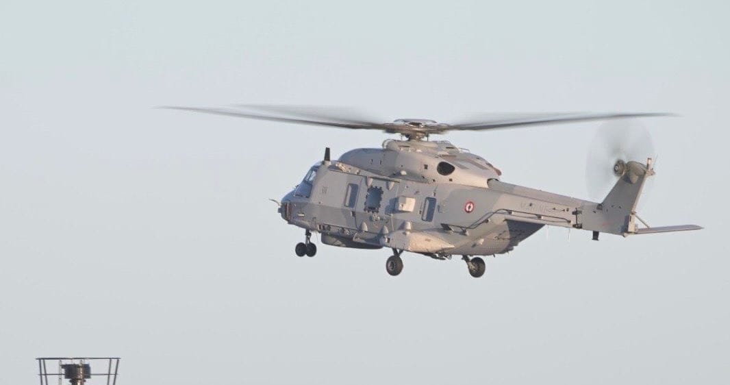 Helicóptero de la marina francesa durante el abordaje del presunto petrolero ruso. Foto: Emmanuel Macron (X)
