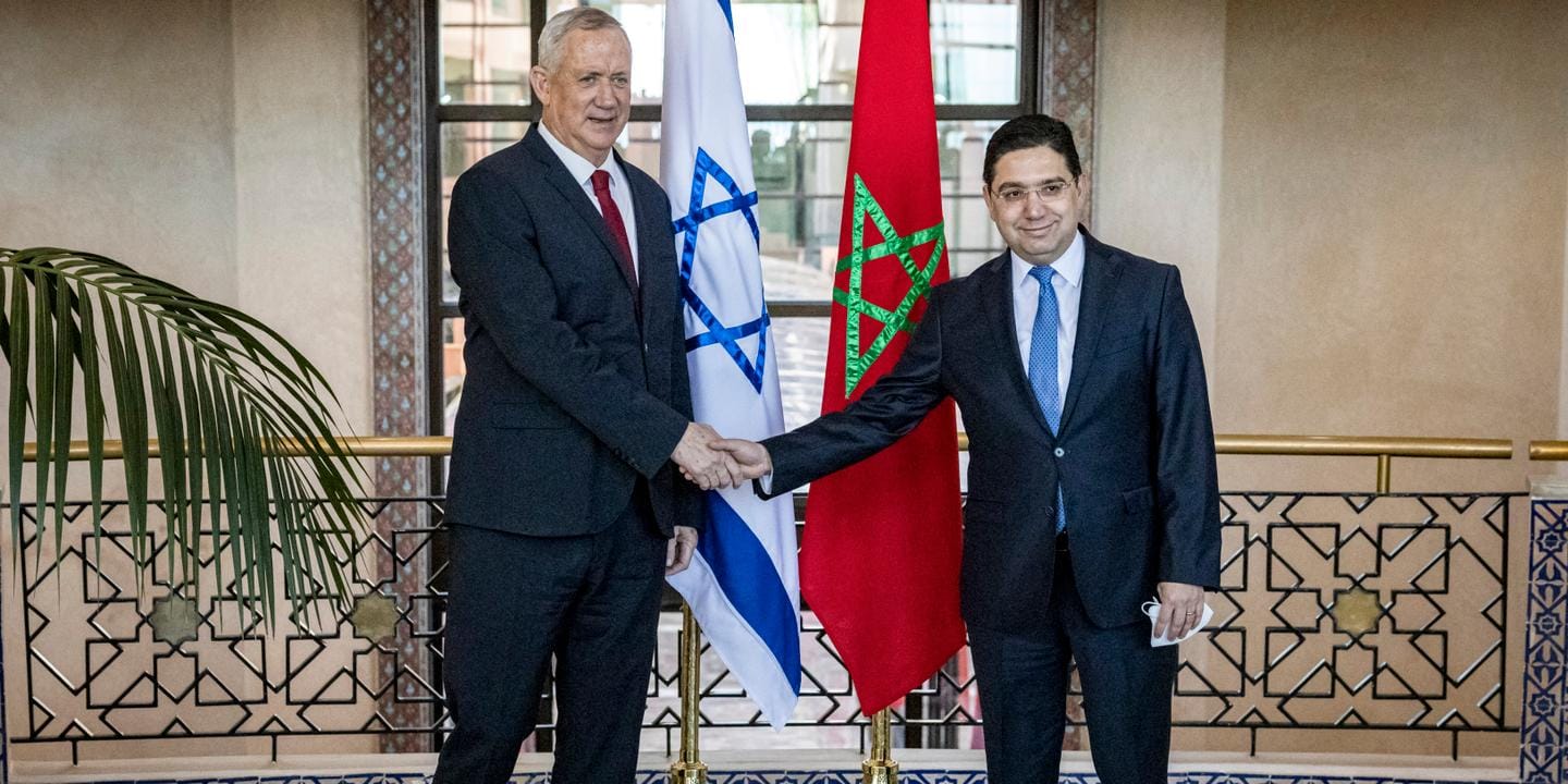 El ministro de Defensa israelí Benny Gantz, es recibido por el ministro de Asuntos Exteriores de Marruecos Nasser Bourita, en Rabat, noviembre de 2021. Foto: lemonde.fr