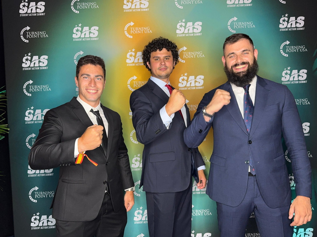 En el centro, Jaime Hernández, líder de Revuelta. Foto: N/D