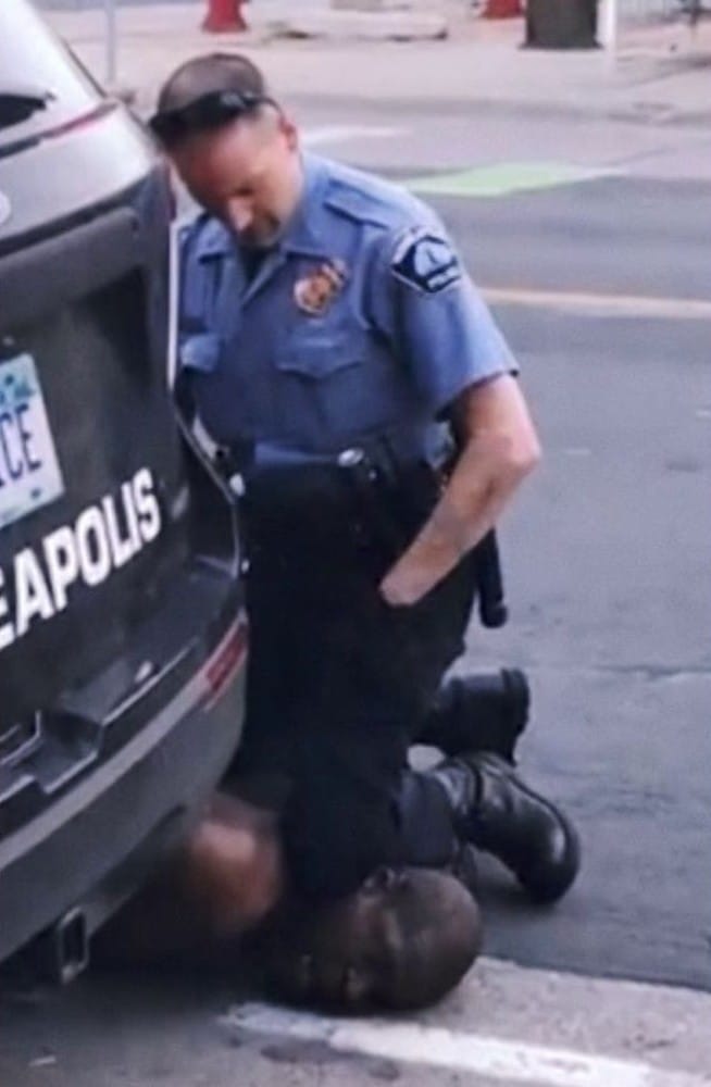 Un policía asfixiando a George Floyd. Foto: news.sky.com