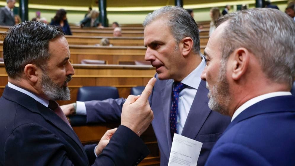 Imagen de archivo de Santiago Abascal y Javier Ortega Smith en el Congreso. Foto: EFE