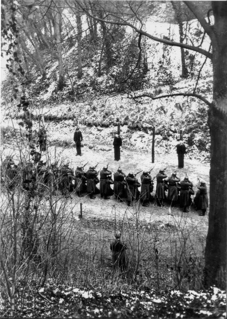 Ejecución de miembros de la red Missak Manouchian el 21 de febrero de 1944. En primer plano, el abad Franz Stock desde atrás. Foto: los amigos de Franz Stock