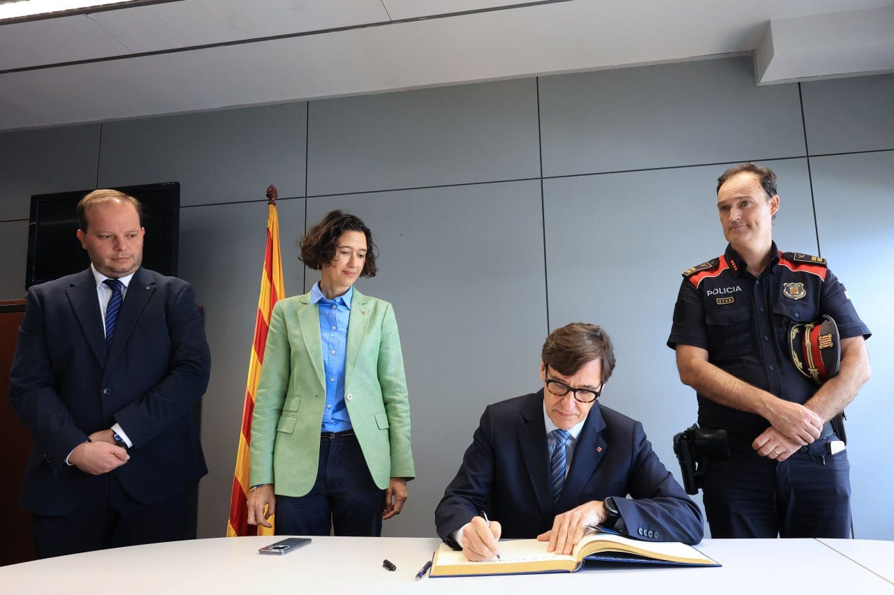 Imagen de archivo del president de la Generalitat de Catalunya, Salvador Illa, en un acto oficial con los Mossos d'Esquadra. Foto: @salvadorilla (X)