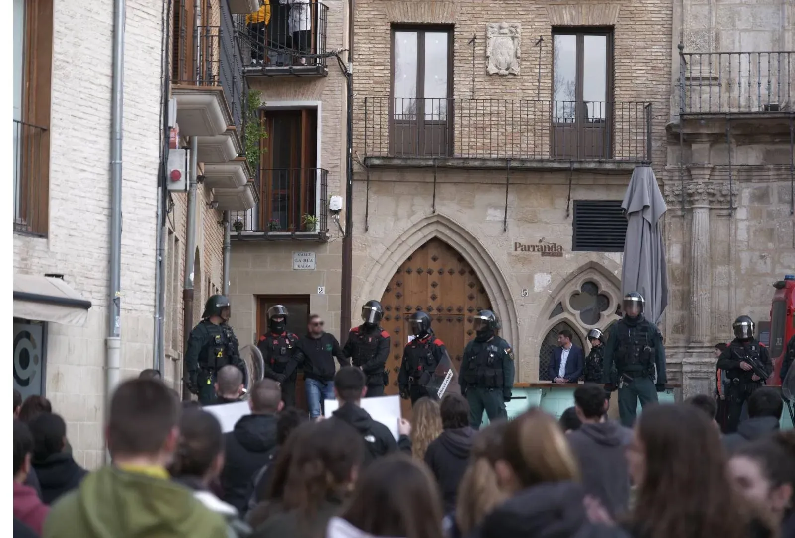 Cordón policial ante la protesta antifascista contra un acto de Vox en honor al falangista Ruiz de Alda en Lizarra. Foto: Gedar Langile Kazeta