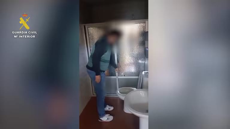 Momento donde la Guardia Civil descubre la cámara en el retrete de mujeres / Guardia Civil de la provincia de Badajoz. Foto: Guardia Civil