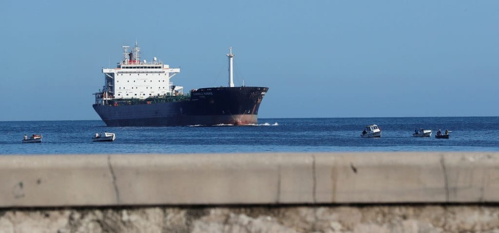Imagen de archivo de un barco petrolero en La Habana. Foto: EFE