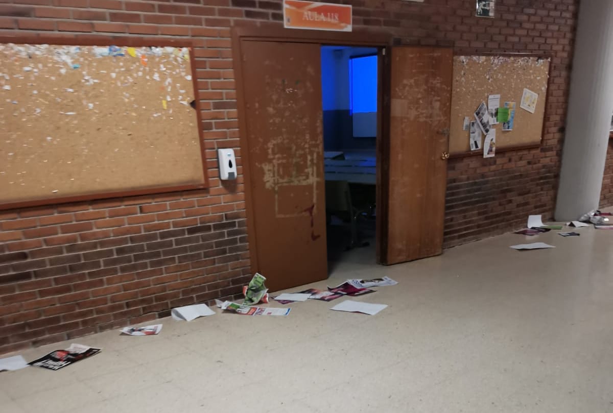 Carteles arrancados por falangistas en la UCM. Foto: UCM