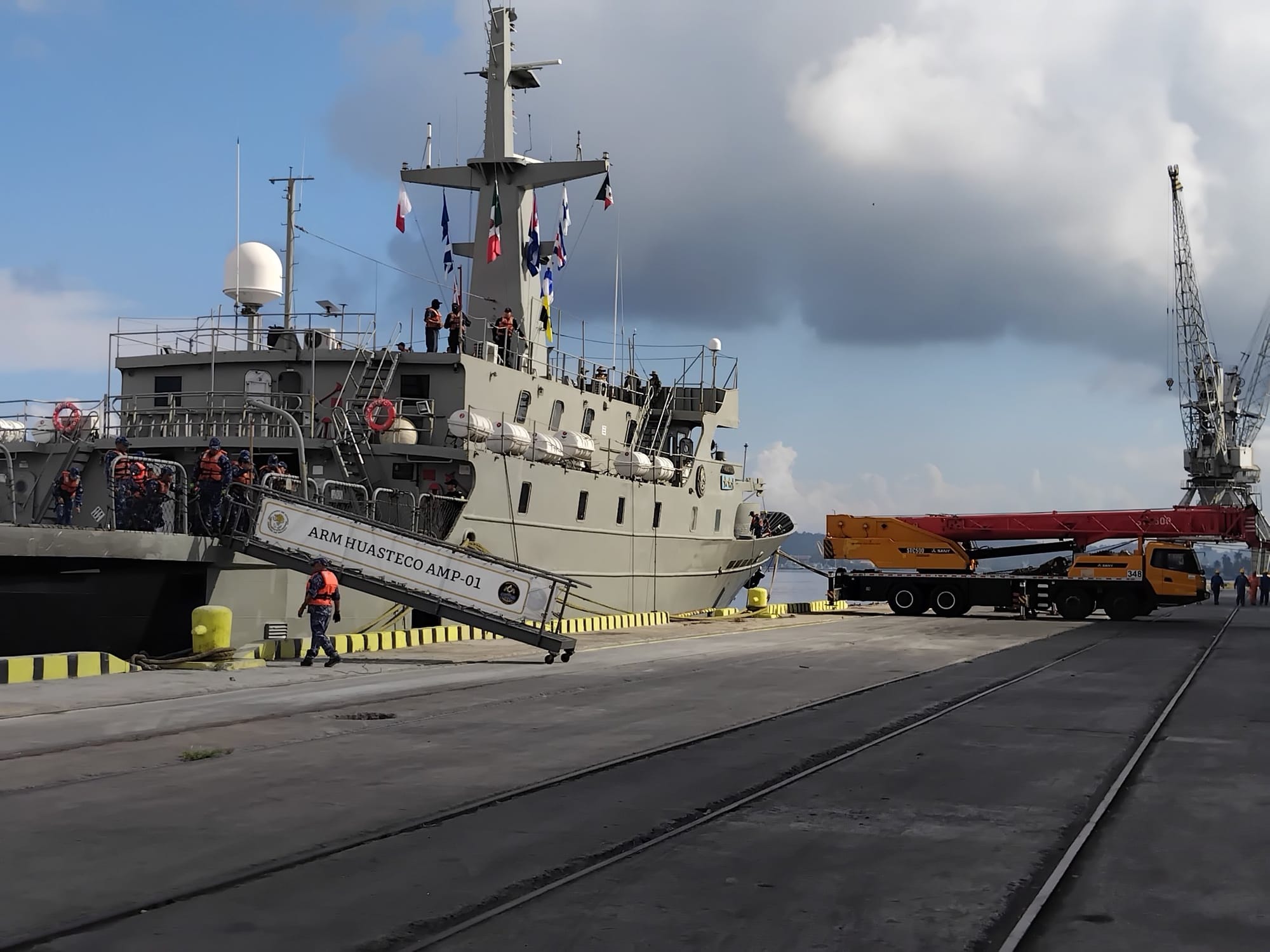 Descarga del cuarto cargamento mexicano para Cuba en el puerto de La Habana. Foto: @cubadebatecu (X)