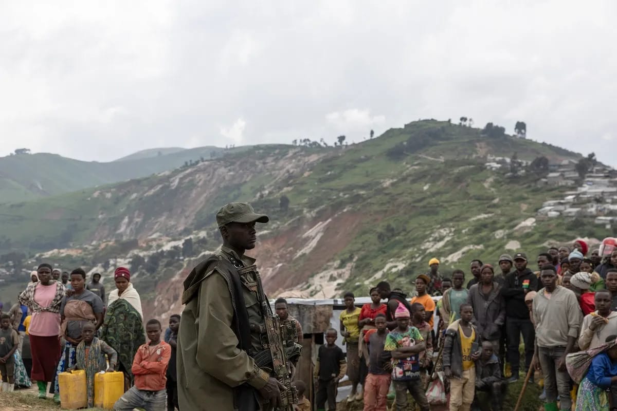 Un miembro del M23 cerca de las minas de coltán de Rubaya en marzo de 2025. Foto: Camille Laffont/AFP