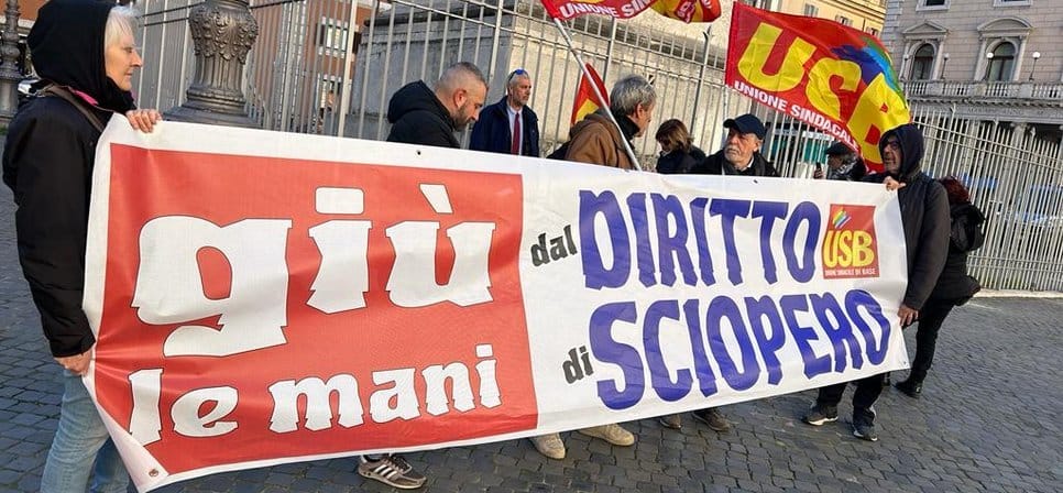 Miembros del sindicato USB sosteniendo una pancarta por el derecho a huelga. Foto: Unione Sindacale di Base.