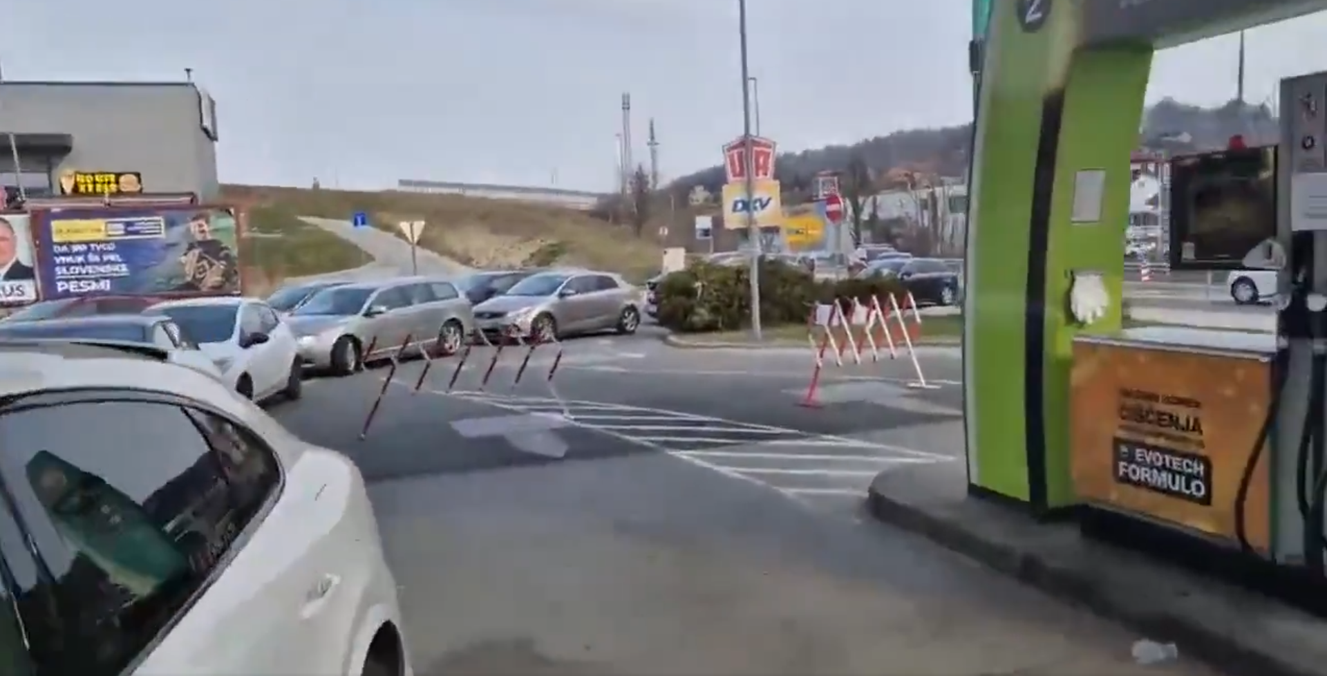 Colas de conductores austriacos en una gasolinera de Eslovenia. Fotograma: X