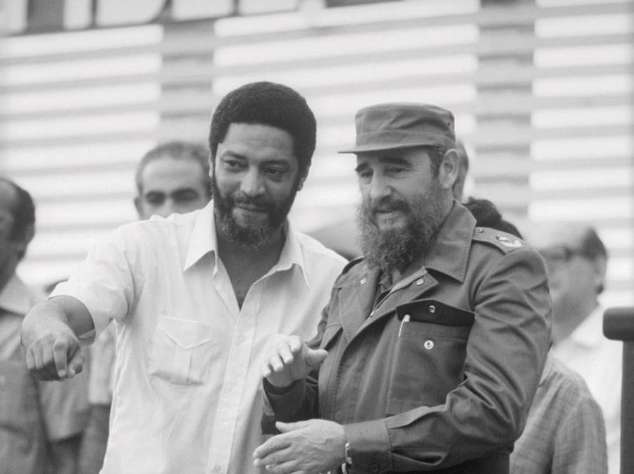El primer ministro granadino Maurice Bishop, con el líder cubano Fidel Castro en una celebración en La Habana en julio de 1983. Foto: Bettmann