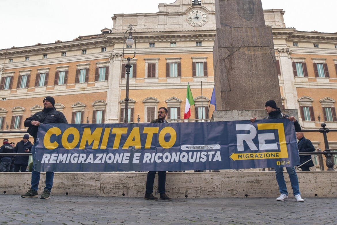 Fascistas con una pancarta de "remigración" ante el parlamento italiano. Foto: Ansa