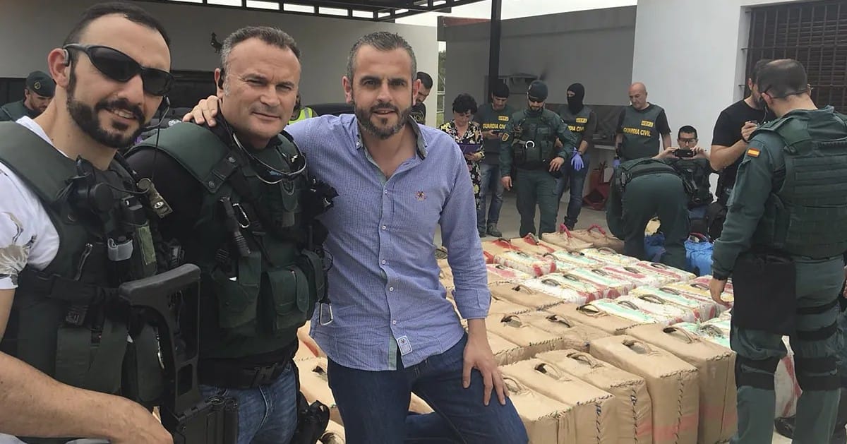 El exteniente coronel David Oliva, junto a dos compañeros de la Guardia Civil en una operación contra el narcotráfico en Andalucía. Foto: elmundo.es