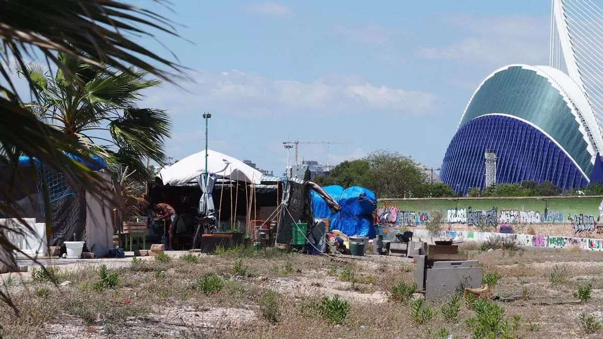 Uno de los asentamientos situados en las proximidades de la Ciudad de las Ciencias. Foto: Levante-EMV