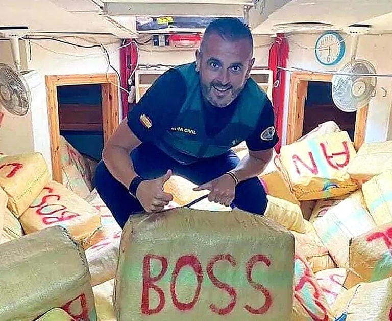 David Oliva, rodeado de fardos de hachís incautados por el grupo OCON Sur. Foto: elmundo.es