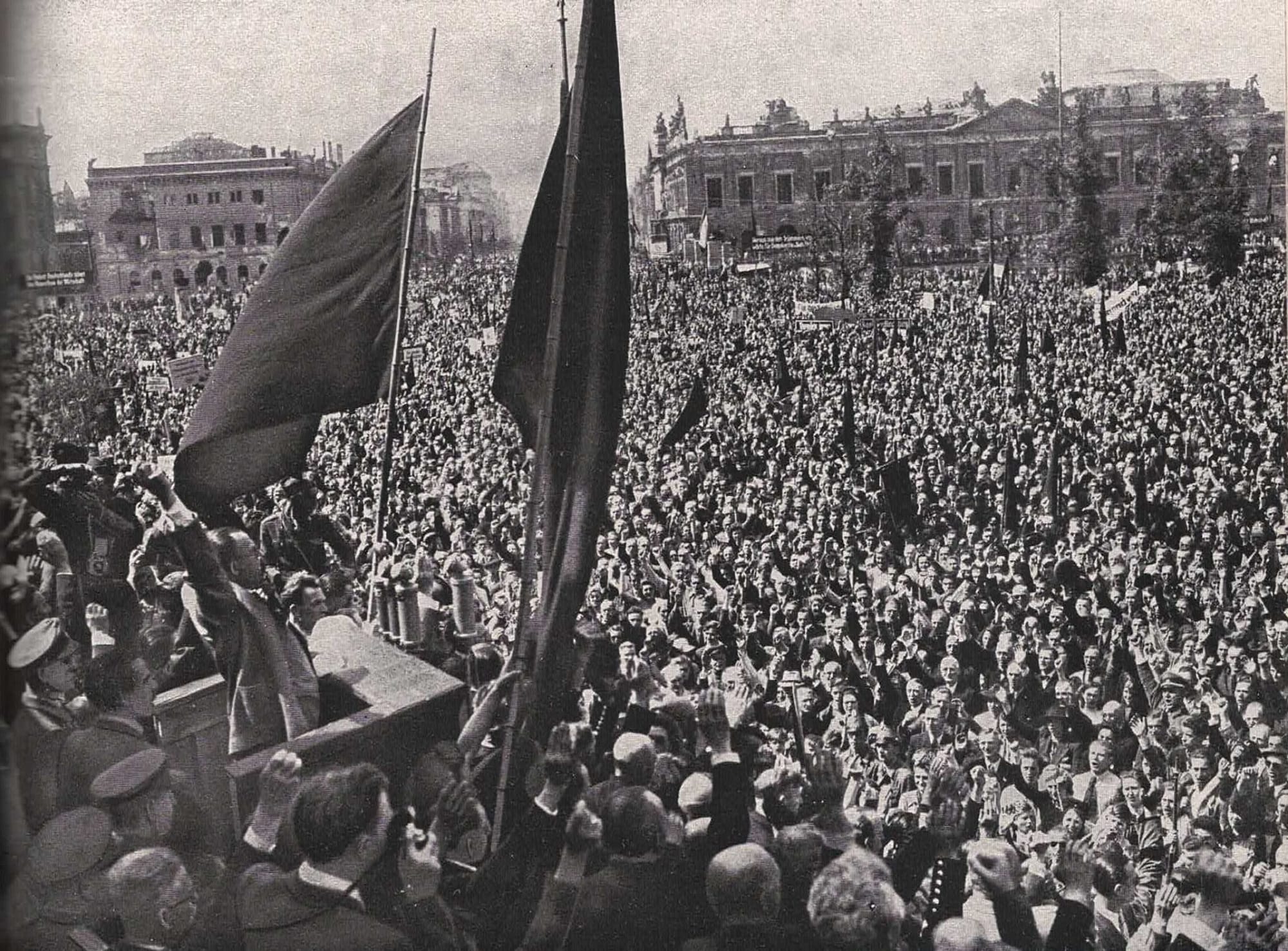 Otto Grotewohl en un mítin ante los trabajadores el 1 de mayo de 1946 en Berlín. Foto: vía ifddr.org