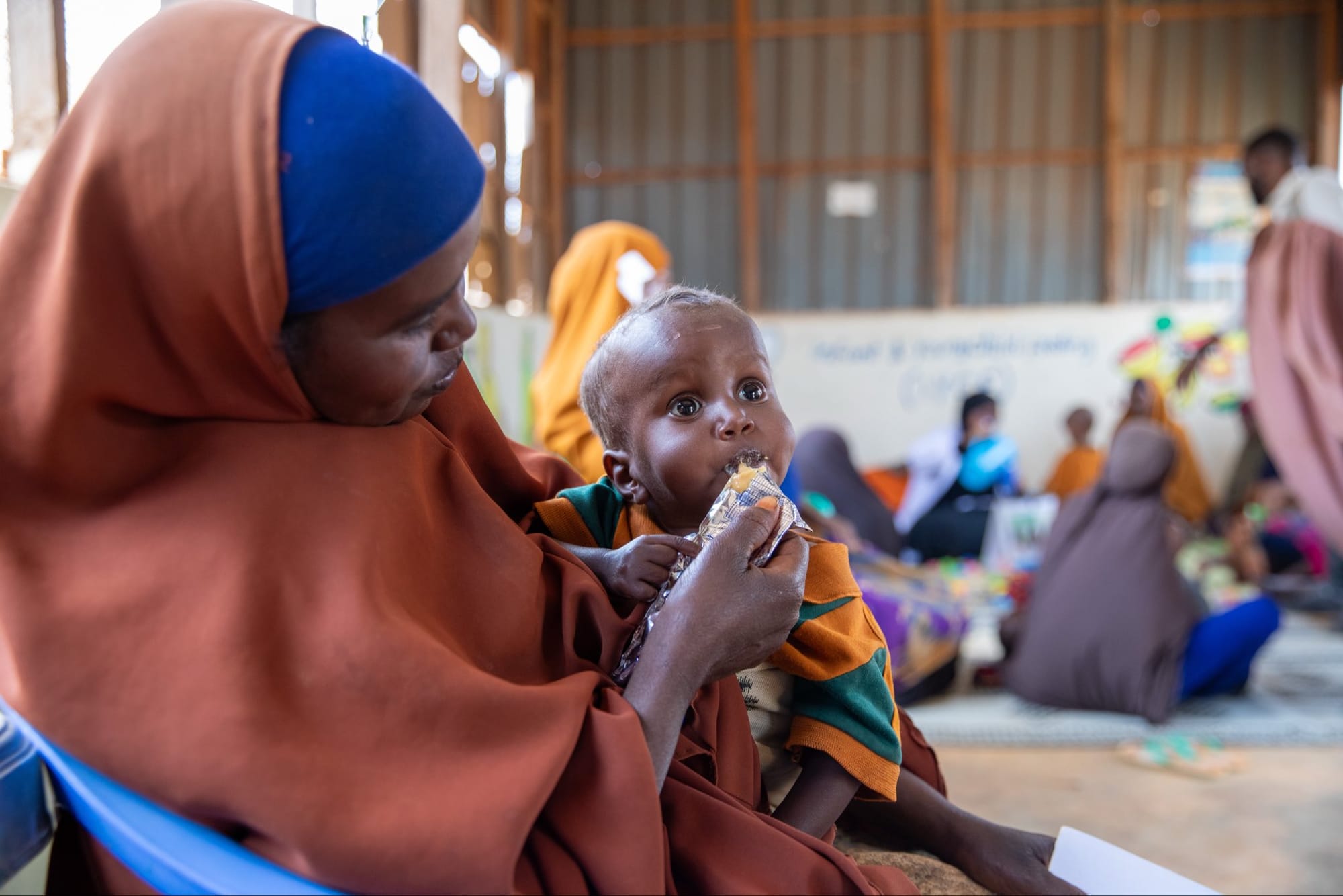 Imagen de archivo de una madre alimentado a su bebé en Somalia. Foto: @unicefchief (X)