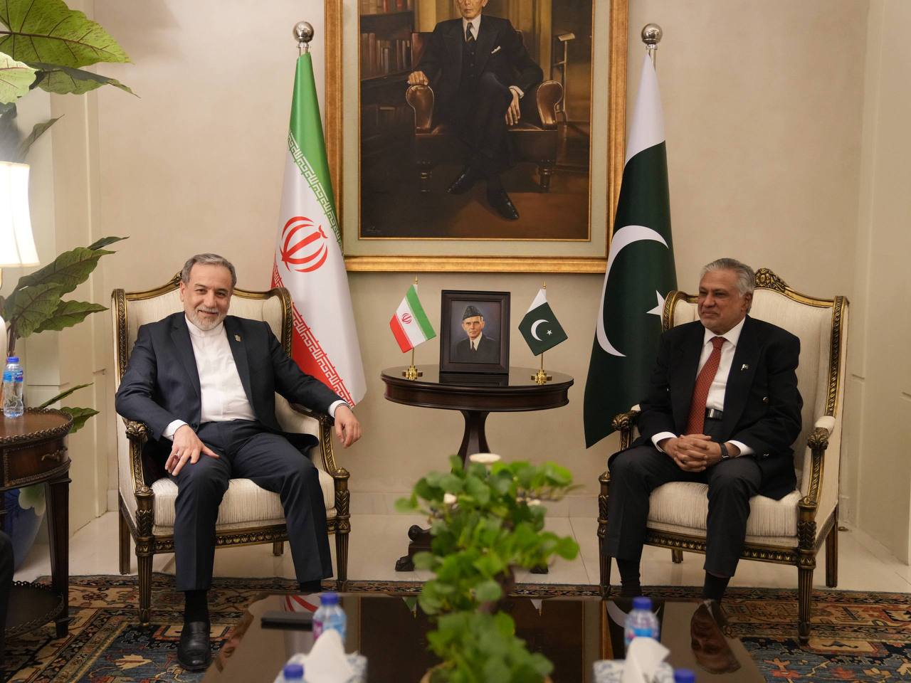 El ministro de Exteriores iraní Abbas Araqchí con el mediador pakistaní en Islamabad. Foto: Tasnim