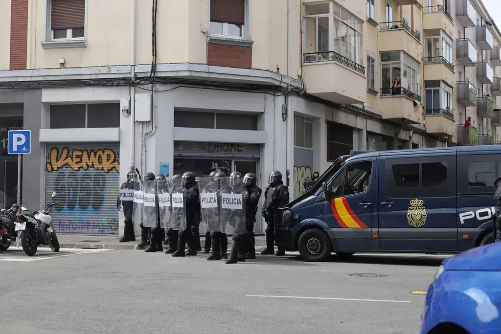 Agentes de la Policiía Nacional española desalojan de forma ilegal el Gaztetxe Subegi, en Errotxapea, Iruñea. Foto: GEDAR LANGILE KAZETA