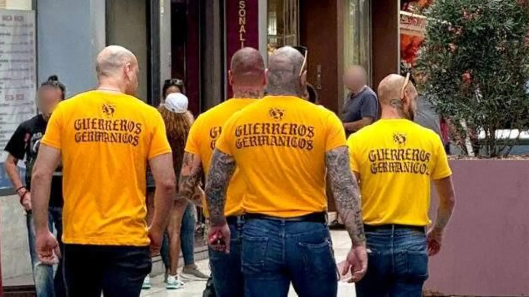 Nazis pasean por las calles de Santa Susanna durante el festival, 2024. Foto: elespanol.com