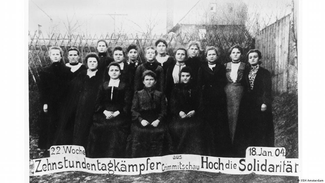 Luchadoras por la jornada de diez horas tras 22 semanas de huelga, posan bajo el lema ¡Viva la solidaridad! en Crimmitschau, Sajonia, 18 de enero de 1904.Luchadoras por la jornada de diez horas tras 22 semanas de huelga, posan bajo el lema ¡Viva la solidaridad! en Crimmitschau, Sajonia, 18 de enero de 1904. Foto: IISH Amsterdam