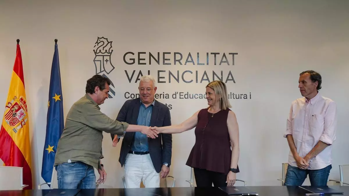 Representantes de ANPE y CSIF firman el acuerdo con la Conselleria de Educación.&nbsp;Foto: Jorge Gil-Europa Press