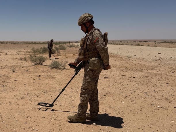 El ejército iraquí investiga en el desierto de Nukhaib, Irak, 17 de mayo de 2026. Foto: Ali Jabar/AP