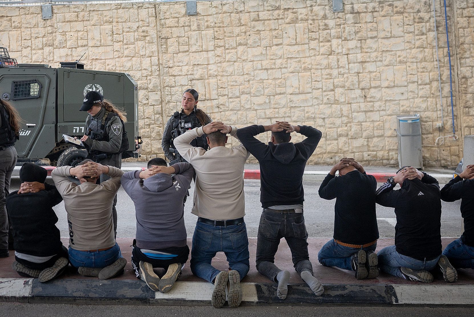 La Policía de Fronteras de Israel detiene a varios trabajadores palestinos tras ocultarse en una furgoneta en un puesto de control al norte de Jerusalén, 30 de marzo de 2026. Foto: Chaim Goldberg/Flash90
