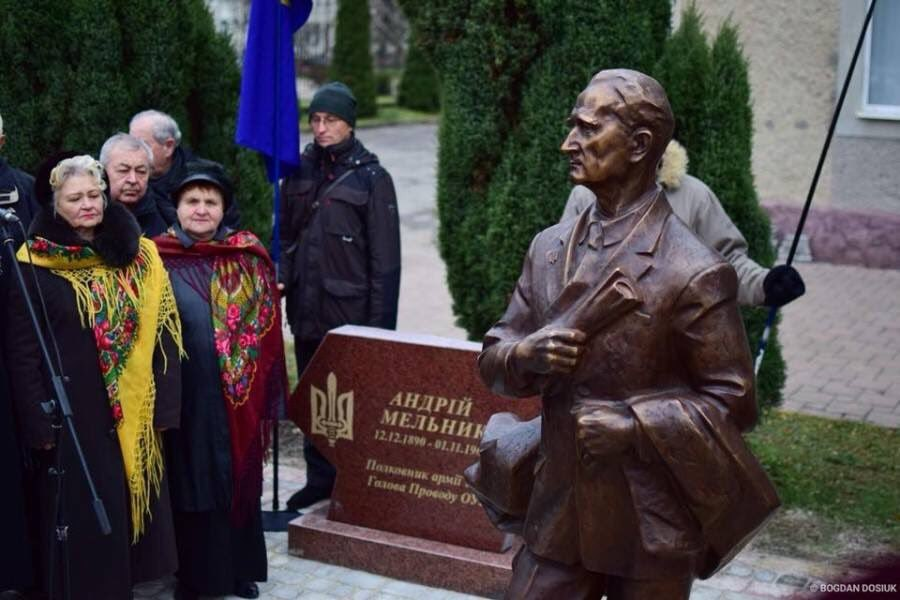 Monument a Melnik en Ivano-Frankivsk, Ucrania, 2019. Foto: @bold_verity (X)
