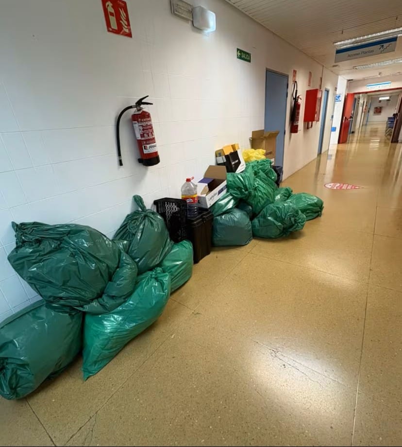 Bolsas de basura acumuladas en el Hospital de La Princesa de Madrid. Foto: El País