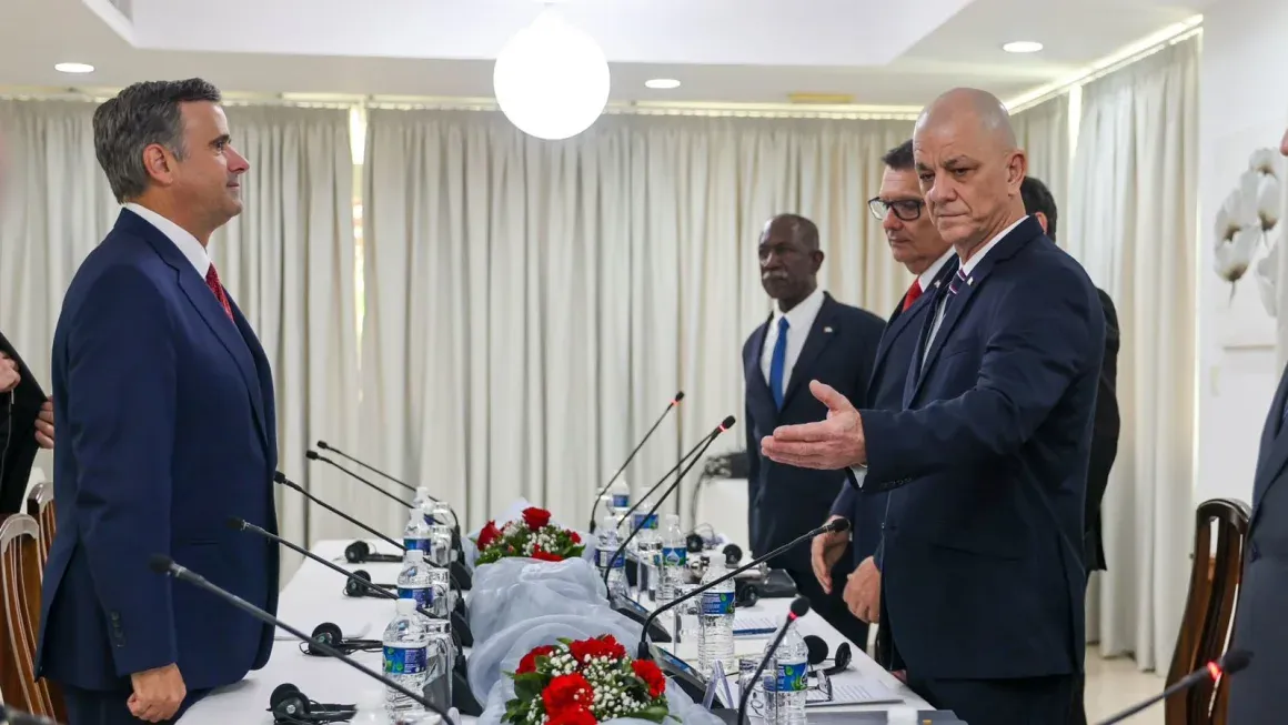 El director de la CIA, John Ratcliffe, a la izquierda, encabeza una delegación de Estados Unidos a La Habana para reunirse con funcionarios del Gobierno de Cuba. Foto: CNN