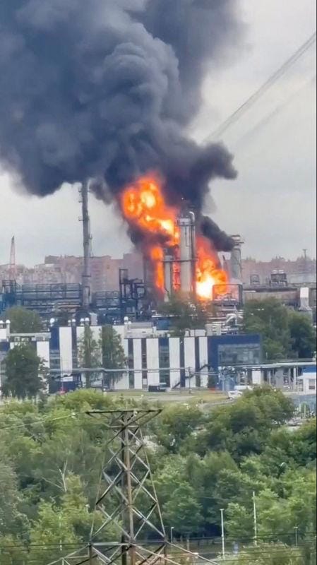 Llamas y humo salen de una instalación en una refinería de petróleo tras un ataque con drones ucranianos, en Moscú, Rusia, 16 de junio. Foto: Thomson Reuters