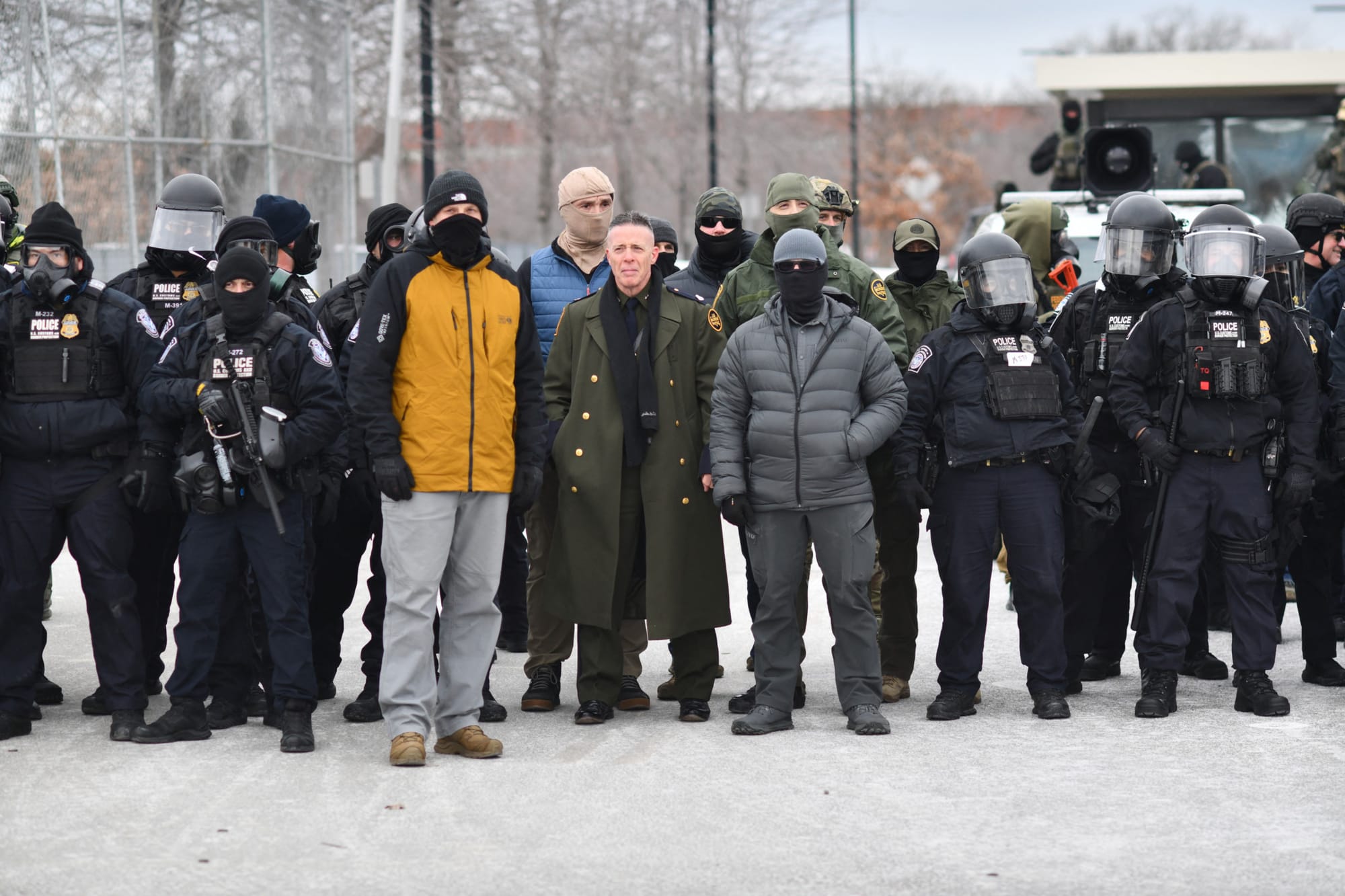 Bovino, en el centro, con una indumentaria de estética nazi, acompañado de agentes del ICE. Foto: tagesanzeiger.ch