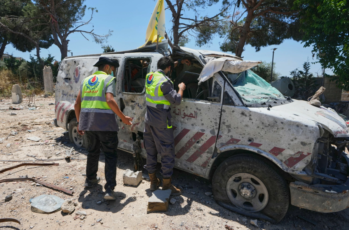 Trabajadores de rescate inspeccionan una ambulancia dañada de la unidad de salud de Hezbollah alcanzada en un previo ataque israelí en la aldea sureña de Souaneh, Líbano, el martes. Foto: AP