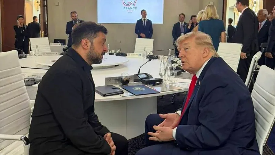 Volodímir Zelenski, en la cumbre del G7 hablando con Donald Trump. Foto: EFE