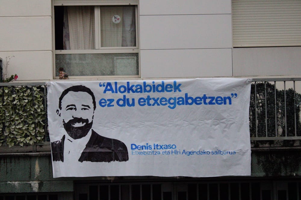 “Alokabide no desahucia”, pancarta en el desahucio paralizado en Elorrio. Foto: GEDAR LANGILE KAZETA