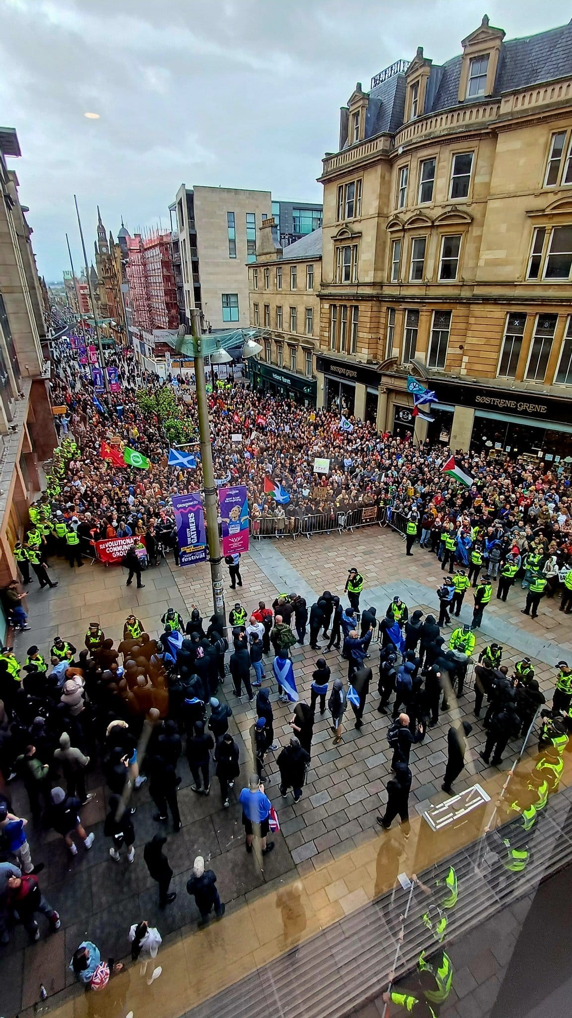 Una multitud antifascista acorrala un minúsculo grupo de nazis en Glasgow. Foto: @jordimagrinya (X)