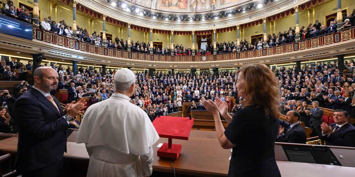 El Congreso aplaude al Papa tras su discurso. Foto: RTVE