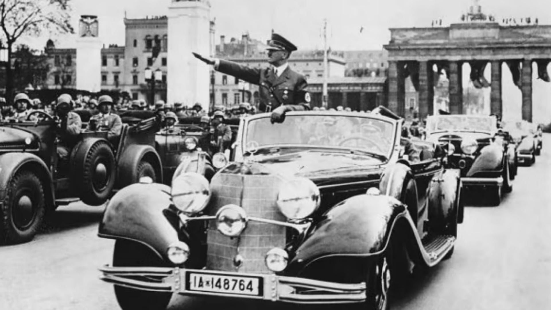 Adolf Hitel desfila en un coche de la marca Mercedes Benz. Foto: motorious.com
