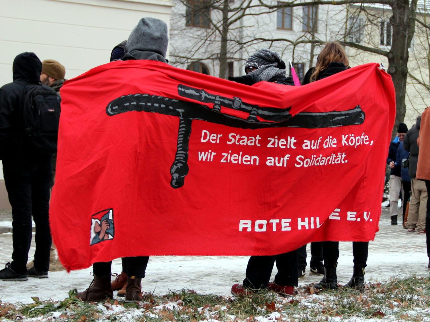 "El estado apunta a las cabezas, nosotros apuntamos a la solidaridad" Foto: rote-hilfe.de