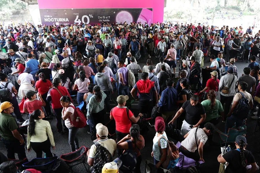 Maestros mexicanos de la CNTE bloquean una avenida durante una manifestación, en Ciudad de México. Foto: EFE-Madla Hartz