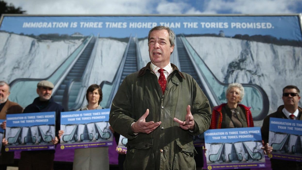 Imagen de archivo de Nigel Farage, durante una campaña contra la inmigración. Foto: indy100.com