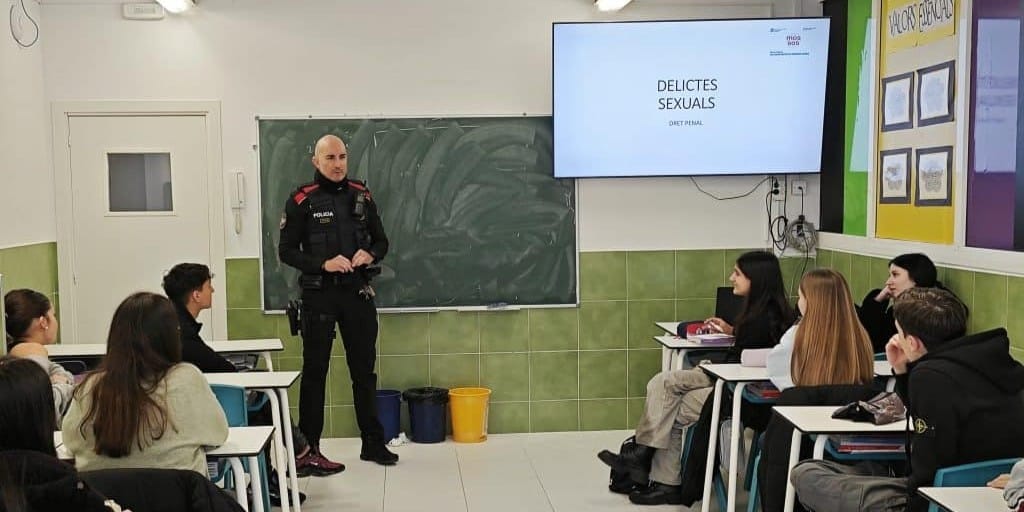 Imagen de archivo de un mosso en un aula hablando sobre delitos sexuales. Foto: escolesarrels.com