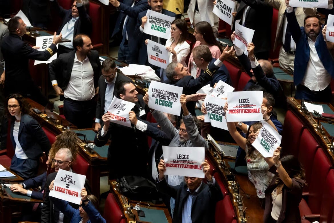 Miembros de la oposición protestan ante la aprobación de la reforma electoral. Foto: Massimo Percossi-Ansa