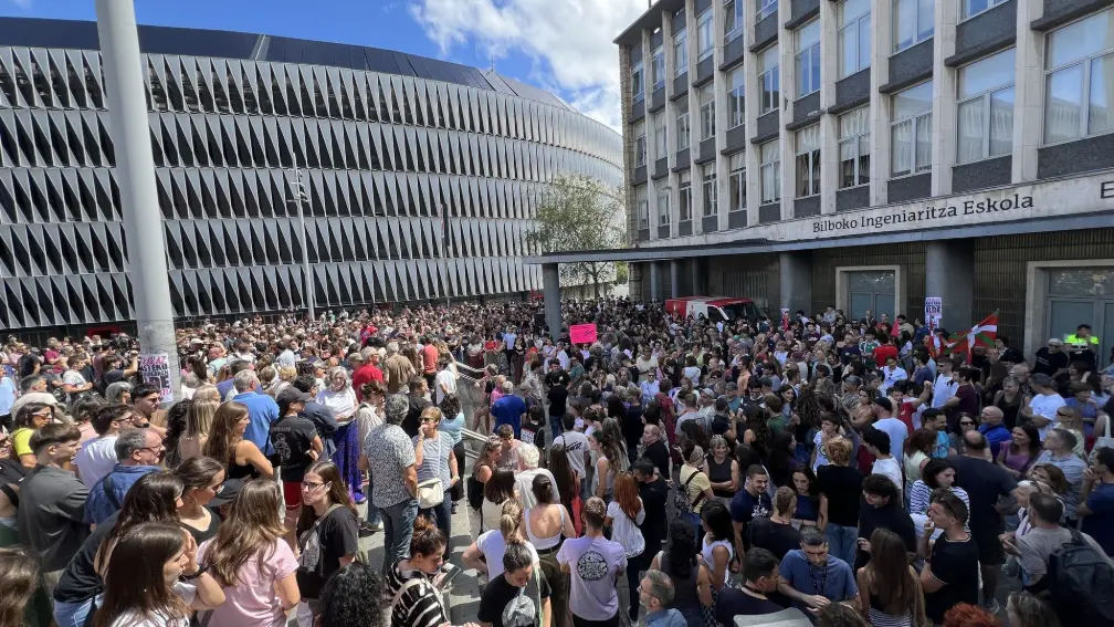 Protesta frente a la escuela de ingeniería de Bilbo. Foto: GEDAR LANGILE KAZETA