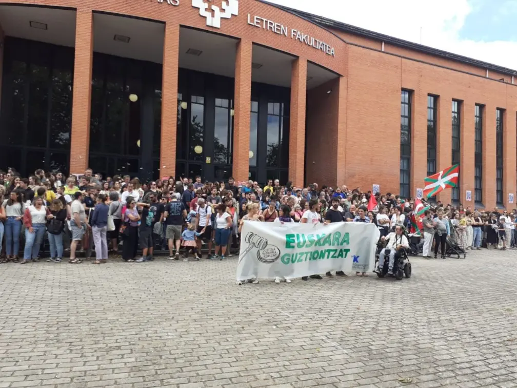 Protesta en la facultad de letras en Gasteiz. Foto: GEDAR LANGILE KAZETA