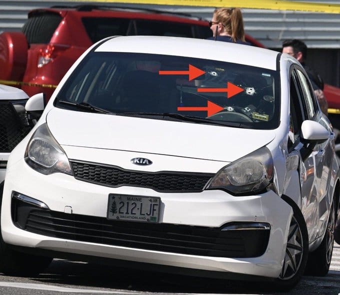 El coche de la víctima, con cuatro impactos de bala.