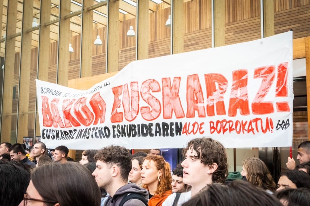 Una pancarta de IAS reclama el derecho a realizar el equivalente a la PAU en el Estado francés en euskera. Foto: GEDAR LANGILE KAZETA